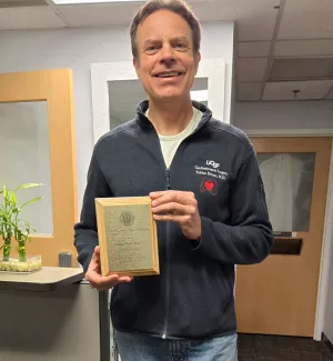 Tobias Deuse, MD holding teaching award
